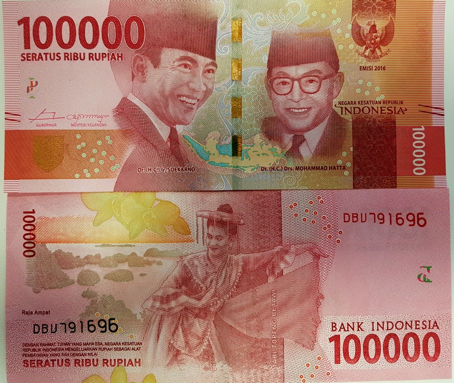 Рупий бали рубль. 100.000 Rupiah Индонезии. Индонезийские купюры. Индонезийская рупия банкноты. 100 Индонезийских рупий купюра.